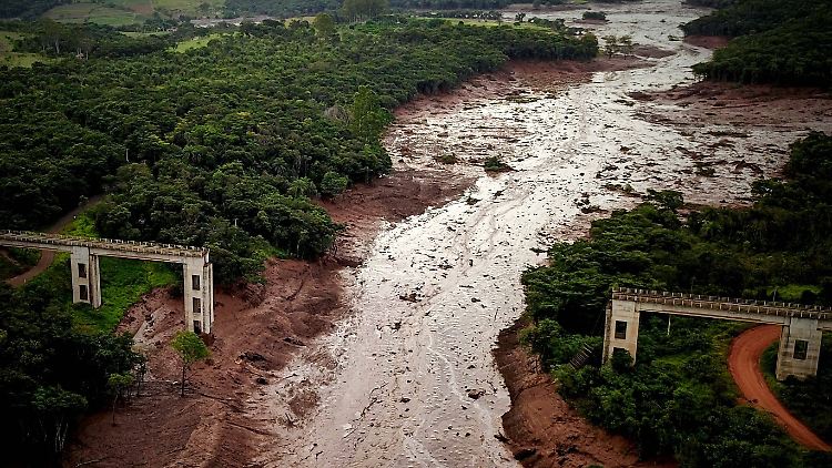 Mehr als 300 Menschen sind mutmaßlich bei dem Dammbruch an einer Eisenerzmine in Brasilien gestorben. 