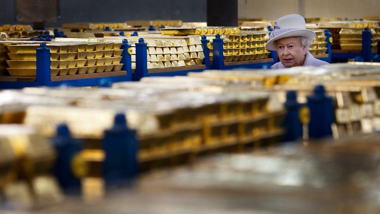 Die Queen 2012 bei einem Besuch in einem der Goldtresore der Bank of England unter der Londoner City. 