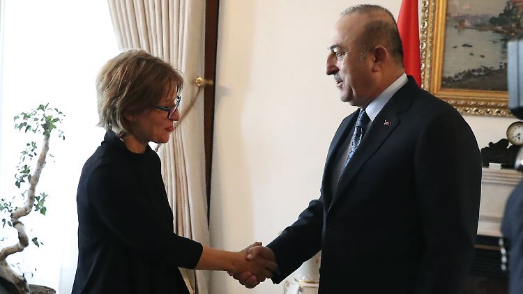 UN-Expertin Agnes Callamard mit dem türkischen Außenminister Mevlüt Cavusoglu.