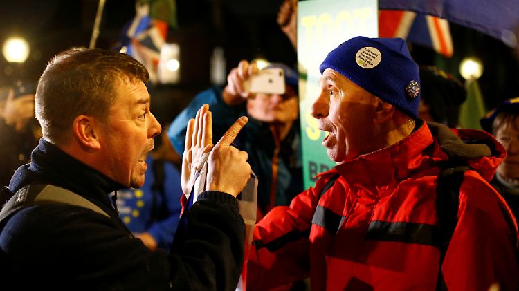 Brexit-Gegner und -Befürworter stehen sich bei einer Demo vor dem britischen Parlament in Westminster gegenüber.