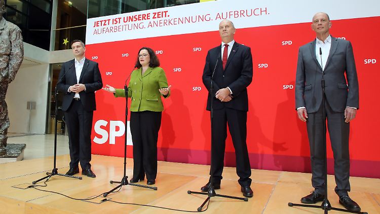 Die drei SPD-Spitzenkandidaten Dulig (Sachsen, v.l.), Woidke (Brandenburg) und Tiefensee (Thüringen) zusammen mit Parteichefin Nahles.