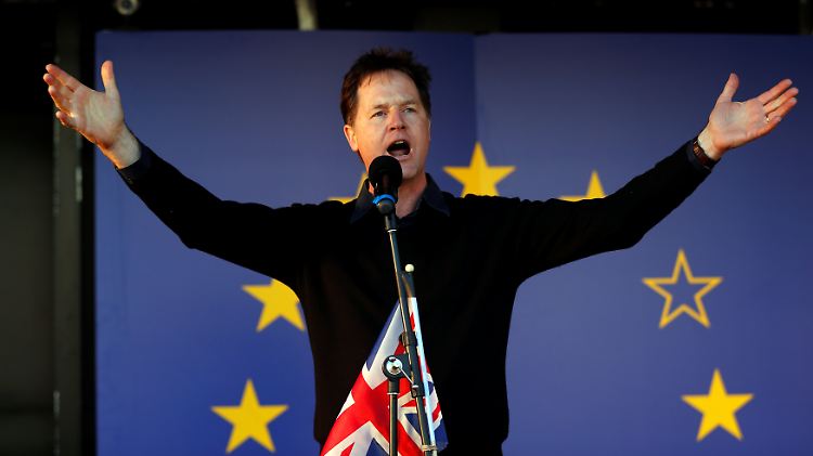Wer steckt hinter Anzeigen zu "hochpolitisierten Themen" - das wird Facebook künftig offenlegen, erklärte Unternehmenssprecher Nick Clegg.