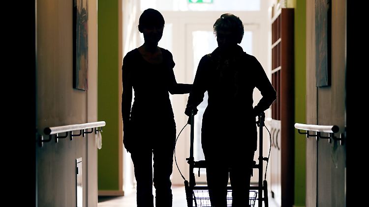 Vielen Krankenhäusern und Altenpflegeeinrichtungen fehlt es an ausreichend Personal.