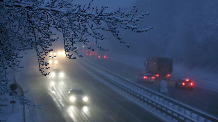 Zahlreiche Lkw- und Autofahrer hatten in der Nacht und am Morgen mit Schnee und Glätte zu kämpfen.