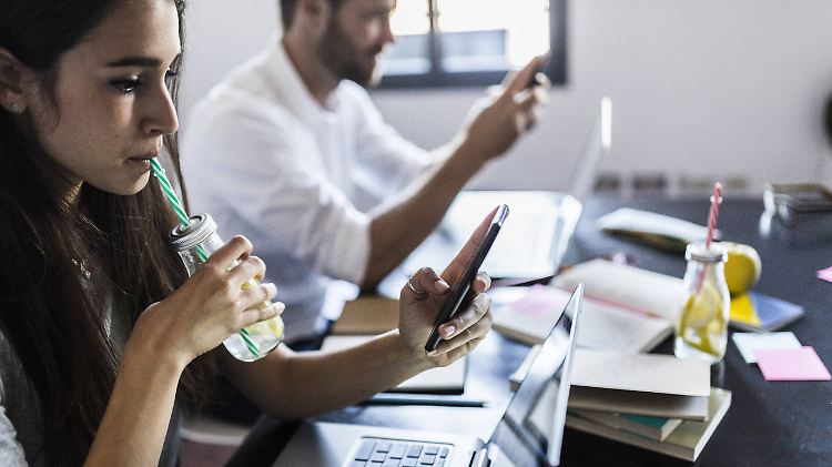 Rund 2,5 Stunden verbringen Menschen im Durchschnitt pro Tag an ihren Smartphones, allerdings nicht der Arbeit wegen.
