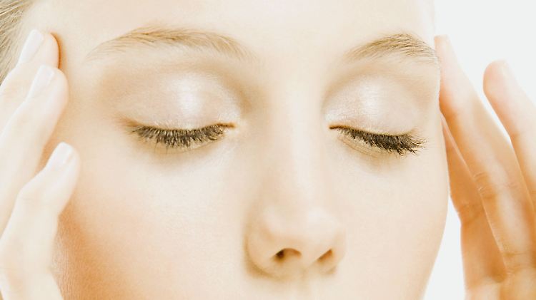 Zu den rezeptfreien Medikamenten gehören Präparate mit den Wirkstoffen Acetylsalicylsäure (ASS), Ibuprofen und Paracetamol.