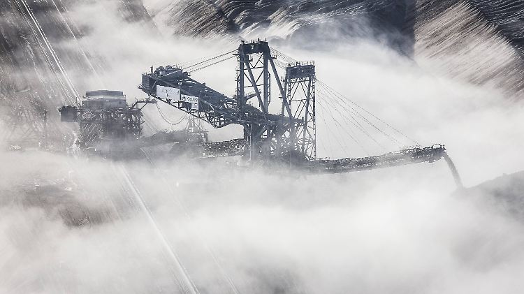 Der Nebel lichtet sich: RWE wird laut dem Kohlekompromiss bei einer vorzeitigen Stilllegung seiner Tagebauten nicht auf milliardenschweren Pensions- und Rückbauverpflichtungen sitzen bleiben. 