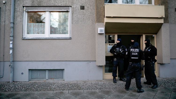Polizeieinsatzkräfte durchsuchten Wohnungen in mehreren Bezirken, unter anderem in Kreuzberg.