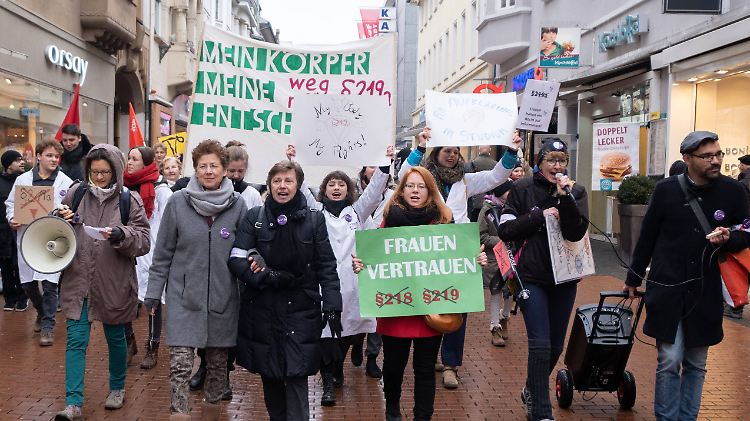 Immer wieder demonstrieren Frauen und Männer (wie hier in Gießen) für eine Abschaffung des umstrittenen Paragraphen. Mit dabei ist auch die Ärztin Kristina Hänel.