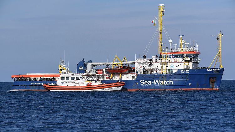 Die Menschen auf der "Sea-Watch 3" bekommen Hilfe.