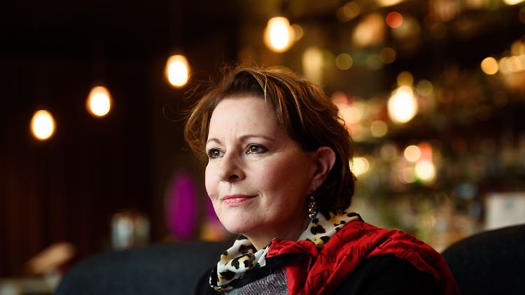 Stefanie Stahl beschäftigt sich schon lange als Psychologin, Therapeutin und Autorin mit den Themen Bindungsangst, Liebe und Selbstwertgefühl.