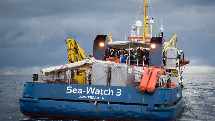Die Menschen an Bord der "Sea-Watch 3" dürfen das Schiff nun verlassen. 