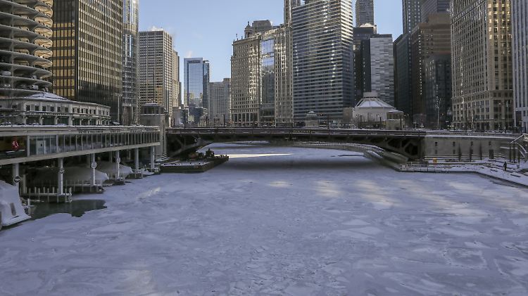 Eine Eisschicht bedeckt den Chicago River. 