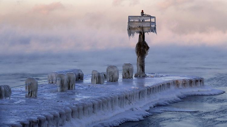 Ein Hafenlicht ist auf dem Lake Michigan von Schnee und Eis bedeckt.