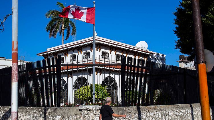 Ein Mann läuft an der kanadischen Botschaft in Havanna vorbei.