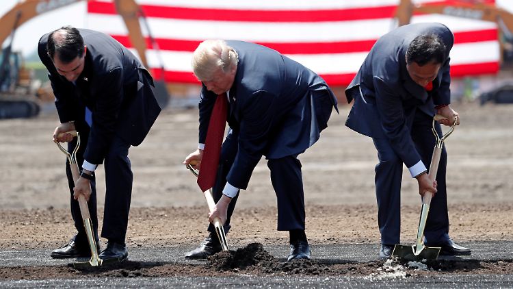 Gouverneur Scott Walker, US-Präsident Donald Trump und Foxconn-Chef Terry Gou bei der Grundsteinlegung in Wisconsin.