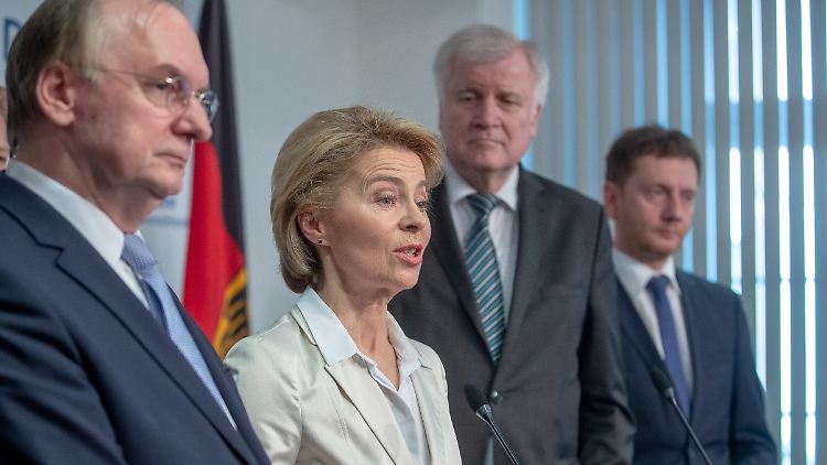 Verteidigungsministerin Ursula von der Leyen und Innenminister Horst Seehofer (M) präsentieren die Pläne für das neue Abwehrzentrum. Sachsens Ministerpräsident (r.) und Sachsen-Anhalts Ministerpräsident Reiner Haseloff (l.) sind auch zugegen.