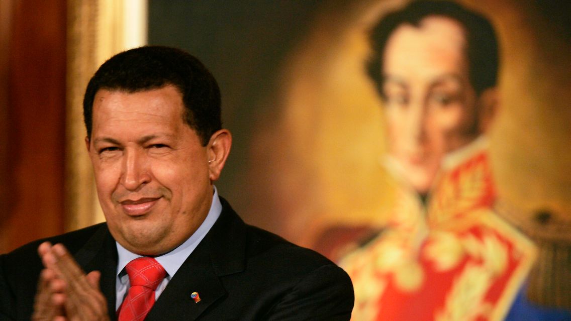 Nach seinem Amtsantritt 1999 ruft Chávez die "Bolivarische Revolution" aus, benannt nach dem lateinamerikanischen Freiheitshelden Simón Bolívar (zu sehen auf dem Gemälde im Hintergrund).