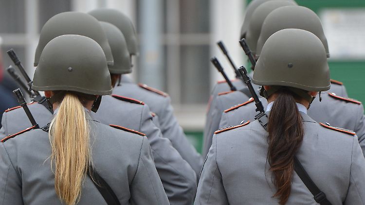 Soldatinnen der Bundeswehr bei einer Parade.