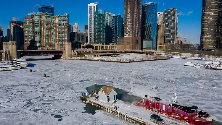 Der Chicago River ist fast vollständig zugefroren.
