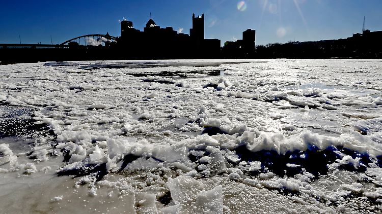 In Pittsburgh ist der Fluß Allegheny teilweise gefroren.