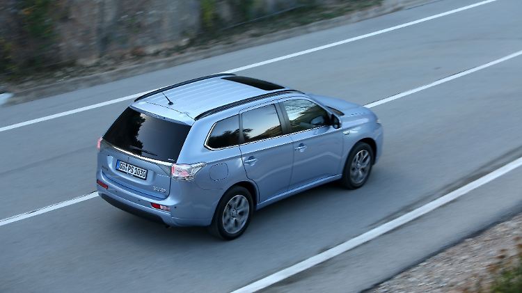 Der fast 4,70 Meter lange Outlander zeichnet sich unter anderem durch ein üppiges Platzangebot aus.