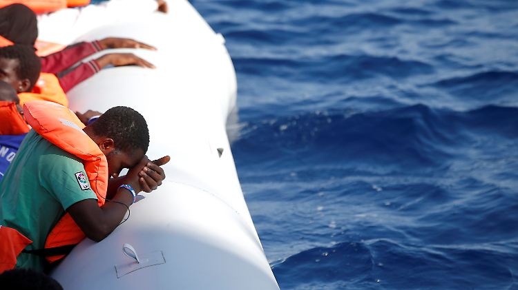 Immer weniger Menschen versuchen, über das Mittelmeer nach Europa zu fliehen. Das Risiko, dabei ums Leben zu kommen, steigt jedoch.