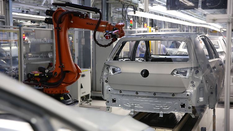 Die zweite Schicht an einer Linie der Golf-Produktion wird gestrichen.
