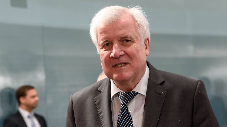 Die Entscheidung seines Hauses, sich mit dem Thema zu befassen, sei unabhängig von dem neuen Status der AfD als "Prüffall", betonte Seehofer.