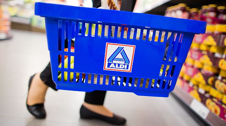 Kundin in einer Aldi-Filiale.