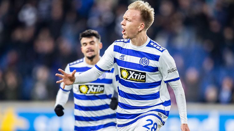 Duisburgs Nielsen jubelt nach seinem Treffer zum 2:0 gegen Darmstadt.