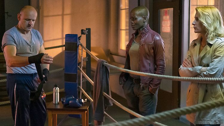 Ermitteln auch im Dojo: Schmitz (Florence Kasumba, Mitte) und Lindholm (Maria Furtwängler).