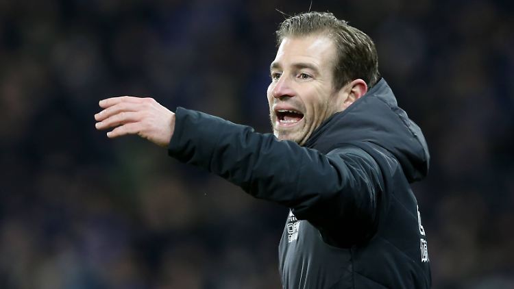 Jan Siewert sitzt bei seinem Debüt für Huddersfield Town keine Sekunde auf der Bank. Gestik, Mimik, Applaus - das ist ihm wichtig.