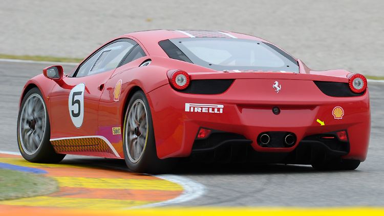 Tiefere Karosserie, härtere Federn und eine Rennbereifung machen aus dem 458 ein Auto für die Rennstrecke.