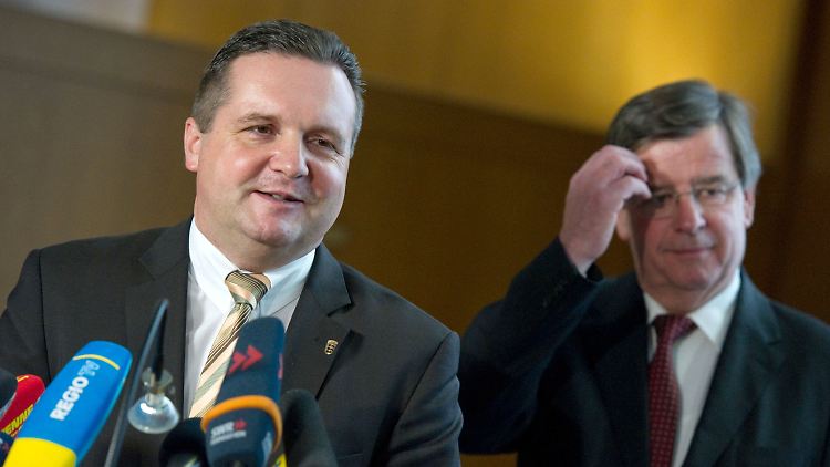 Stefan Mappus (links) spricht zur Presse: Rechts im Bild wartet Finanzminister Willi Stächele auf Fragen.