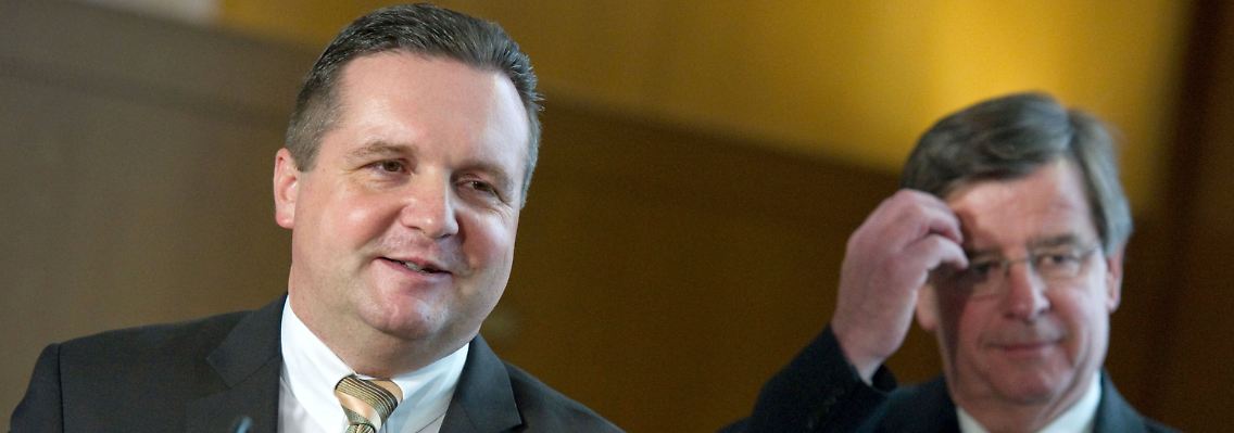 Stefan Mappus (links) spricht zur Presse: Rechts im Bild wartet Finanzminister Willi Stächele auf Fragen.
