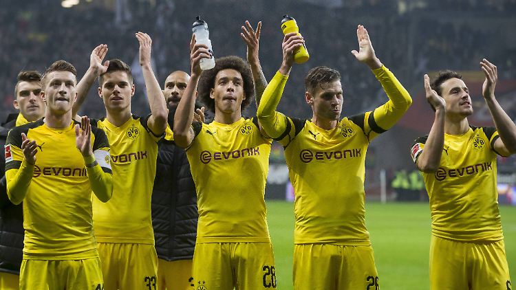 Euphorie sieht anders aus: Die BVB-Profis lassen sich nach dem Remis in Frankfurt mit verkniffenen Mienen vom eigenen Anhang feiern.