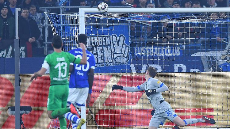 Schalkes Torwart Alexander Nübel hielt erst stark - und musste dann mit Rot vom Platz.l