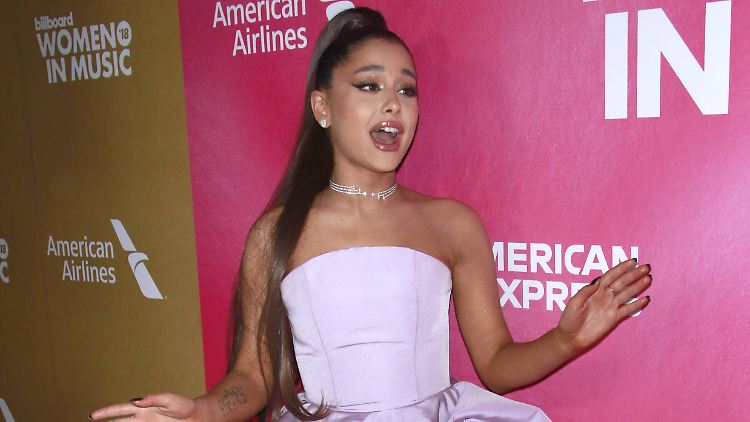 Da war es noch nicht passiert: Ariana Grande im Dezember ohne Tattoo auf der Handfläche.