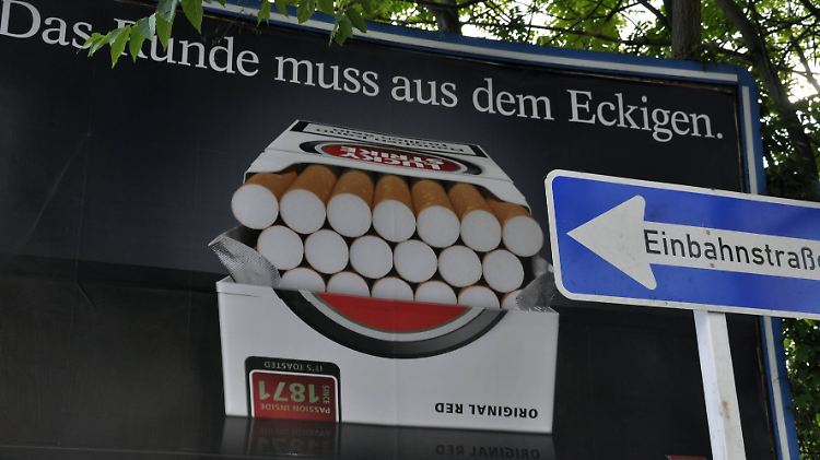 Mit Plakatwerbung für Glimmstengel soll künftig Schluss sein, fordert die SPD.