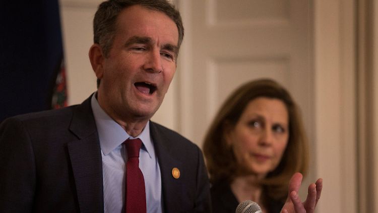 Northam und seine Ehefrau auf der eigens einberufenen Pressekonferenz. 