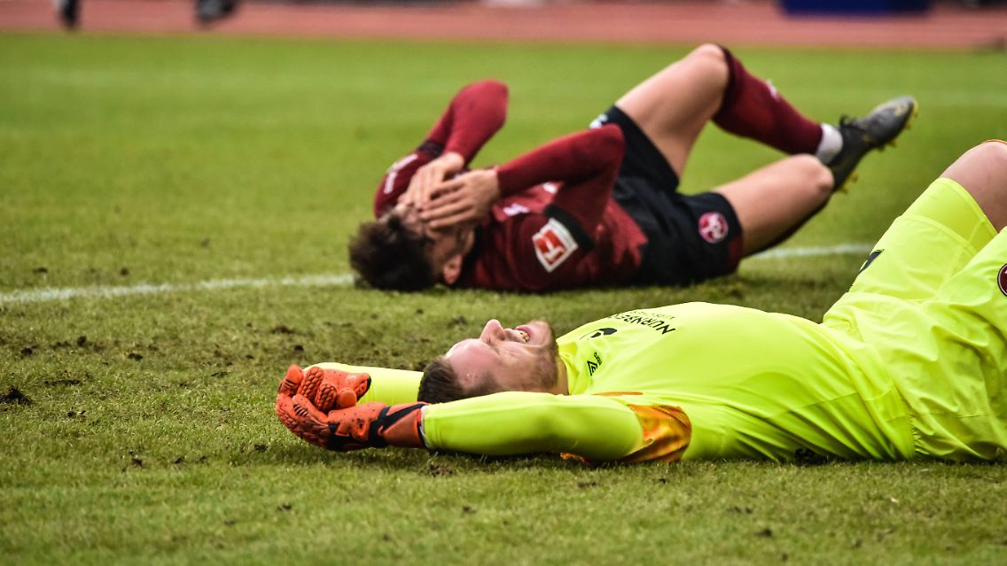 "Mir tut alles weh, das Bein und der Kopf", bekannte der "Club"-Keeper nach dem Spiel, durch das er sich bis zum Ende durchgequält hatte - obwohl er nach dem Zusammenprall vorübergehend reglos auf dem Rasen liegen geblieben war.