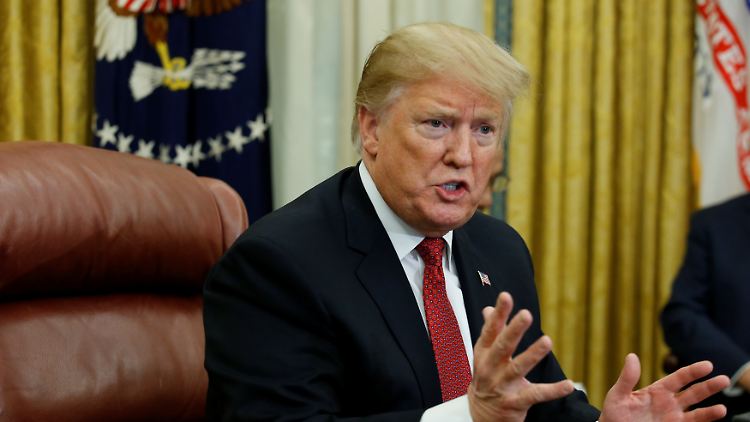 Donald Trump sitzt im Oval Office.