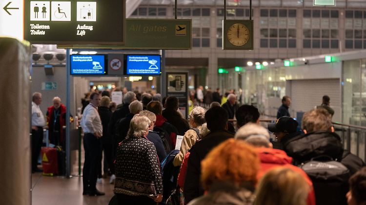 Im Januar streikte in Hamburg das Sicherheitspersonal, nun tritt das Bodenpersonal in den Warnstreik.