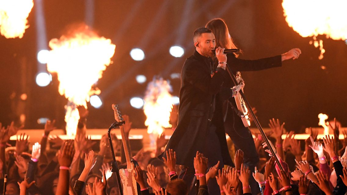 Maroon 5 heizen den Fans beim Super Bowl ein. Sänger Adam Levine schmettert ein Medley der beliebtesten Songs und bekommt von Unterstützung von mehreren Rappern.