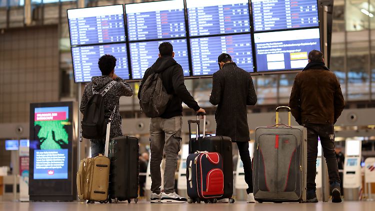 Passagiere müssen heute am Flughafen Hamburg Geduld beweisen. 