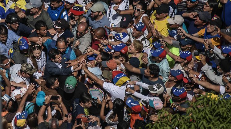 Hoffnungsträger in Venezuela: Bei einem öffentlichen Auftritt in Caracas drängeln sich Anhänger von Juan Guaidó um den selbst ernannten Übergangspräsidenten.