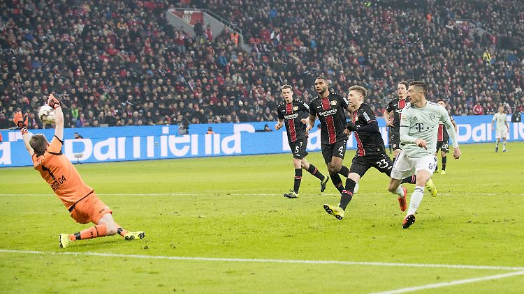 Robert Lewandowskis Kniescheibe kostet den FC Bayern die 2:0-Führung gegen Bayer Leverkusen.