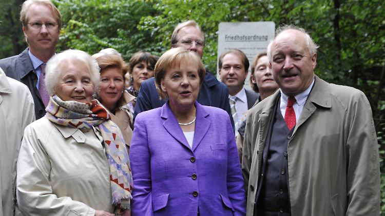 Libet Werhahn-Adenauer neben Bundeskanzlerin Angela Merkel und Konrad Adenauer, Enkel des ersten Bundeskanzlers, im Jahr 2009.