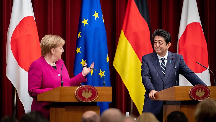Bundeskanzlerin Merkel und
Japans Ministerpräsident Abe wollen sich gemeinsam gegen
weltweiten Protektionismus einsetzen.